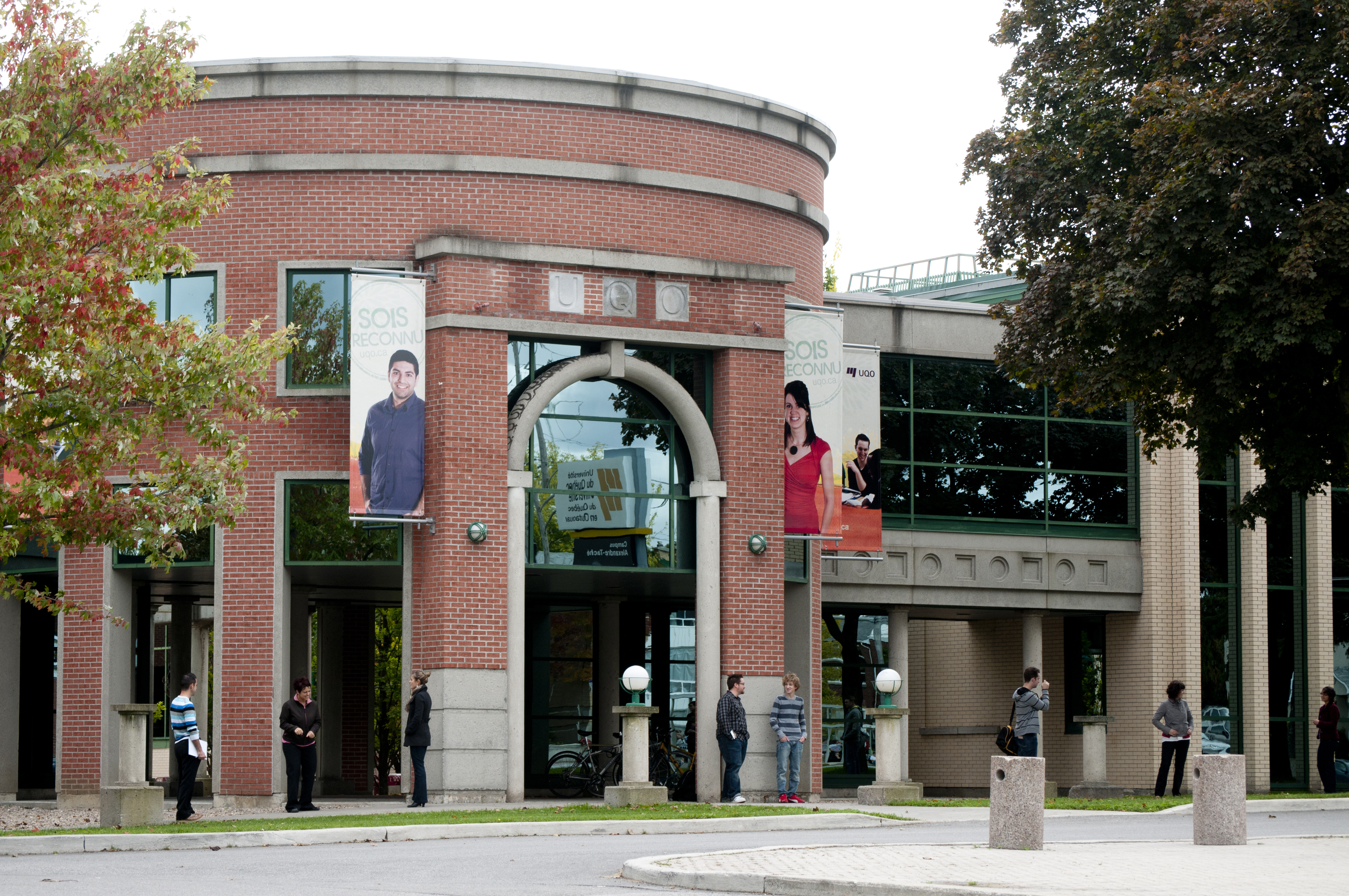 EntrÃ©e du Pavillon Alexandre-TachÃ© 