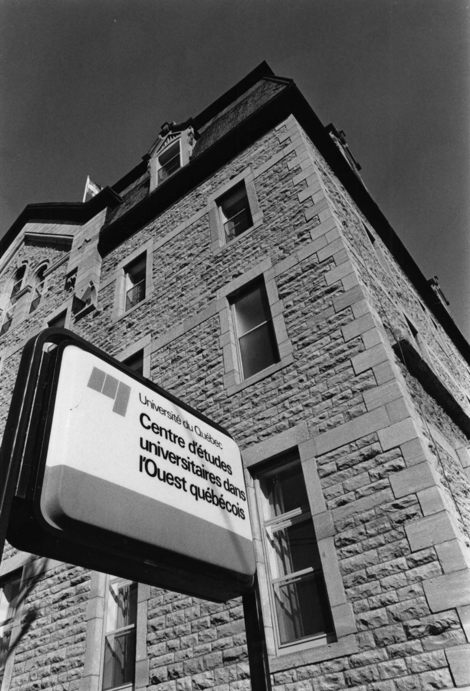 Pavillon de la CEUOQ sur la rue Notre Dame Ã  Hull