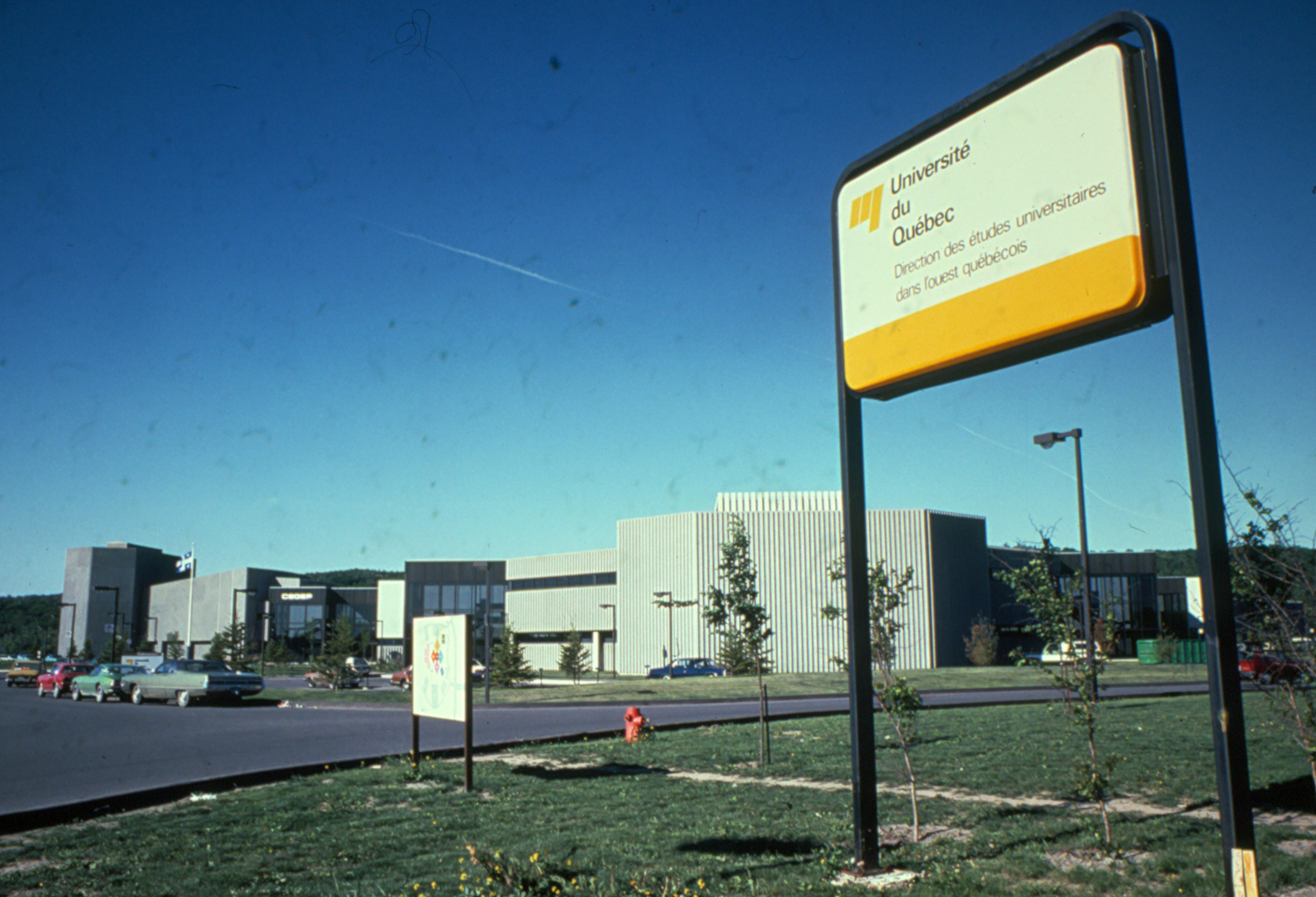 La DEUOQ au Cégep de Hull, 333 boul. de la Cité-des-Jeunes. - [ca 1973-1976]. - 1 diapositive : couleur. (Titre composé d'une diapositive faisant partie de la série SAV du Fonds DEUOQ au SGDA)