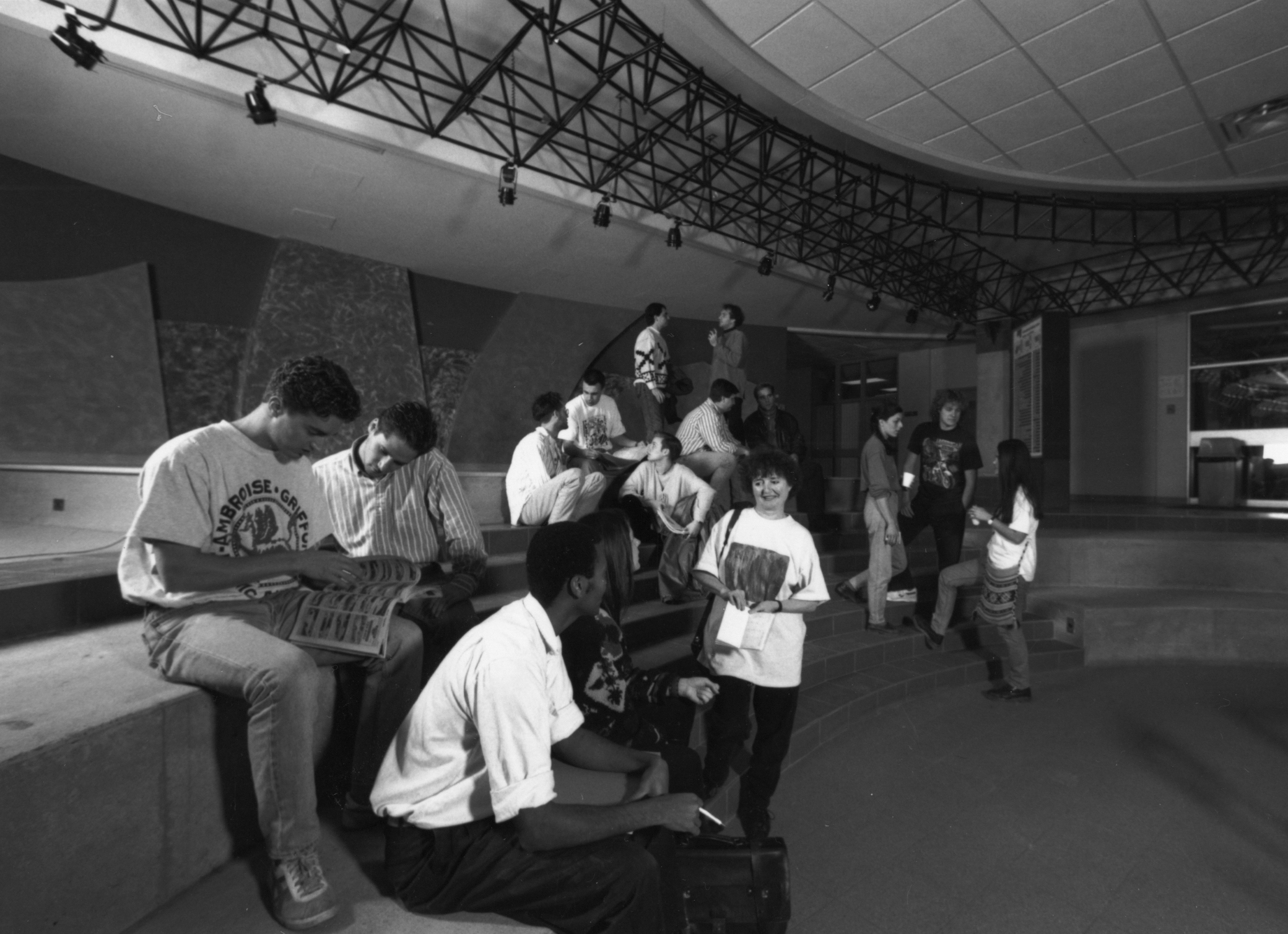 Ãtudiants dans l'agora du hall d'entrÃ©e du Pavillon Lucien-Brault.